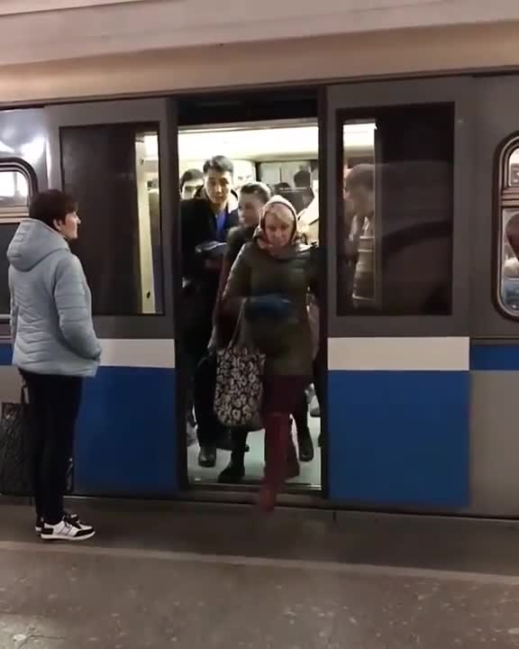 Metroda soyundu