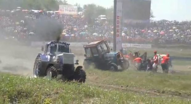 Rusiyada traktor yarışlarında insident