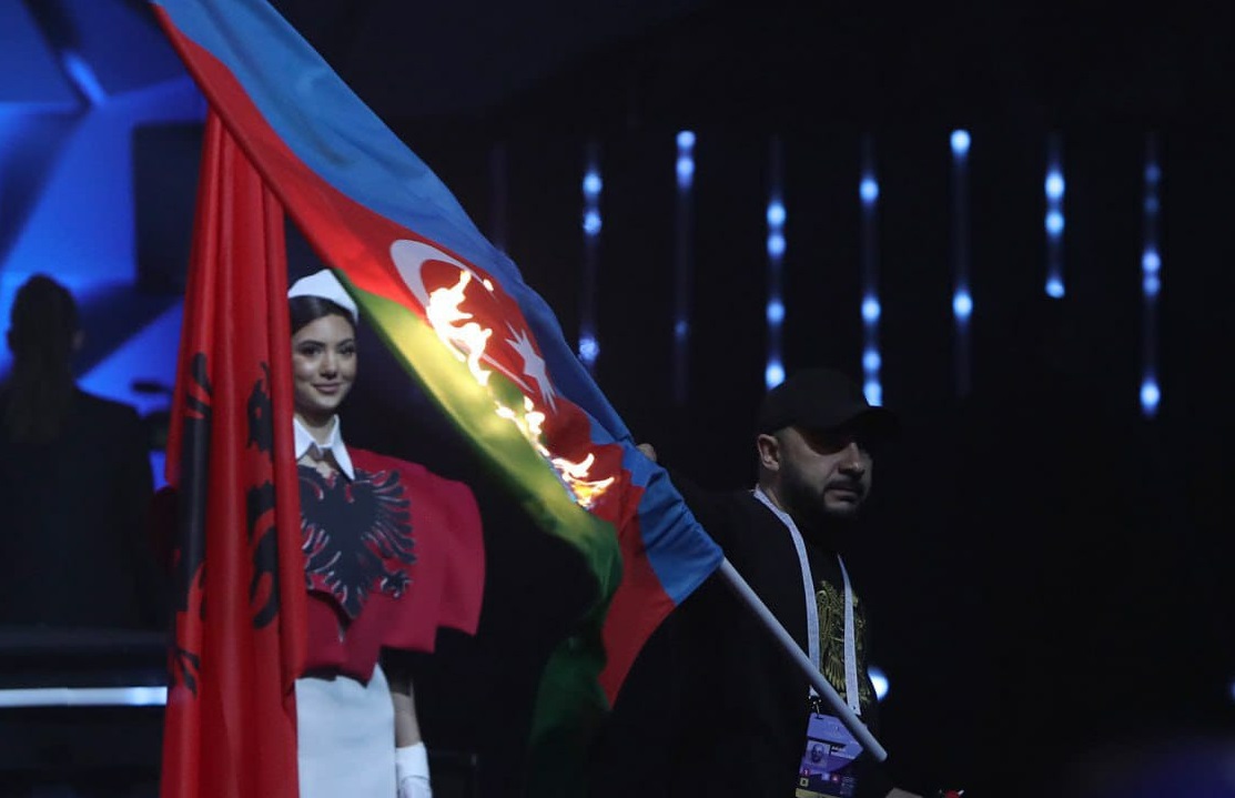 Ermənitanda Azərbaycan bayrağı yandırıldı