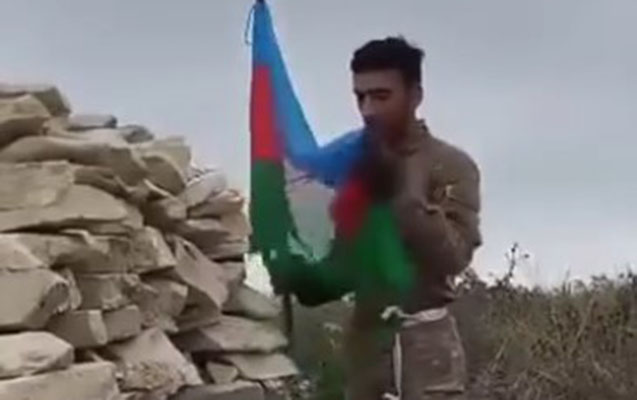 Əsgərimiz Xocalıya Azərbaycan Bayrağını sancdı