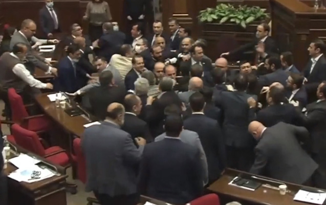 Ermənistan parlamentində dava düşdü
