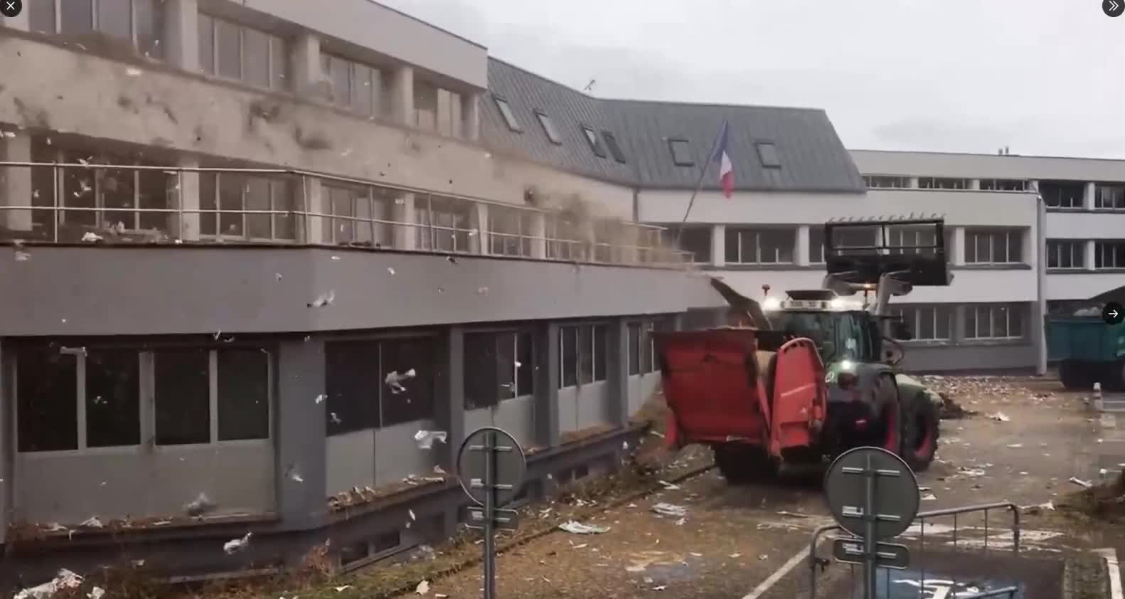 Fransada inzibati binaya peyin tökdülər