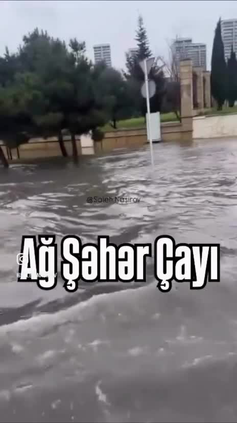 Bakıda əsaslı təmir olunan prospekti su basdı