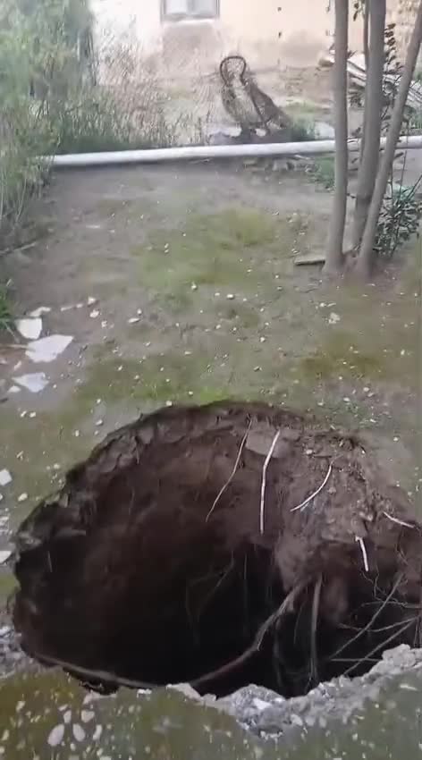 Buzovnada torpaq çökdü