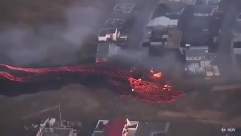 İslandiyada vulkan püskürdü: lava bəndi yardı