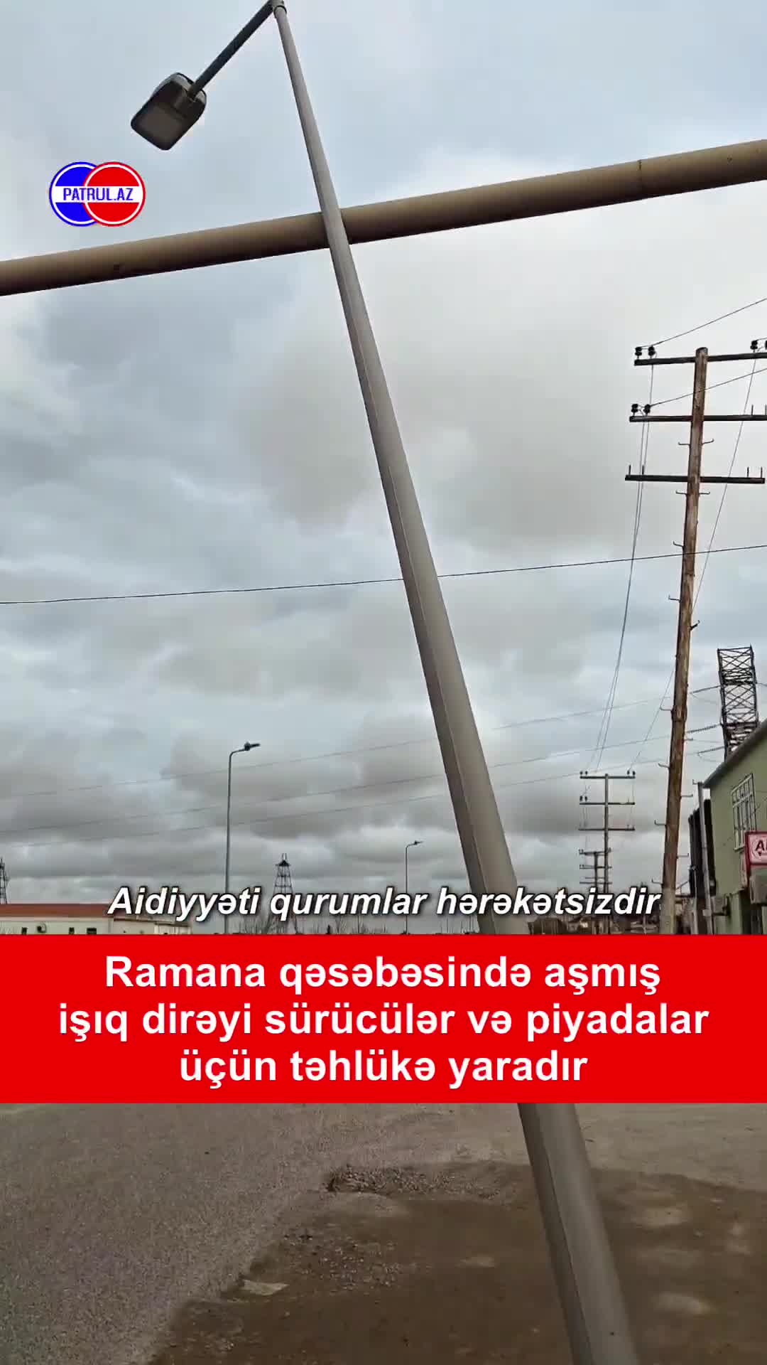 Sabunçuda qaz borusuna söykənən işıq dirəyi təhlükəli vəziyyətdə