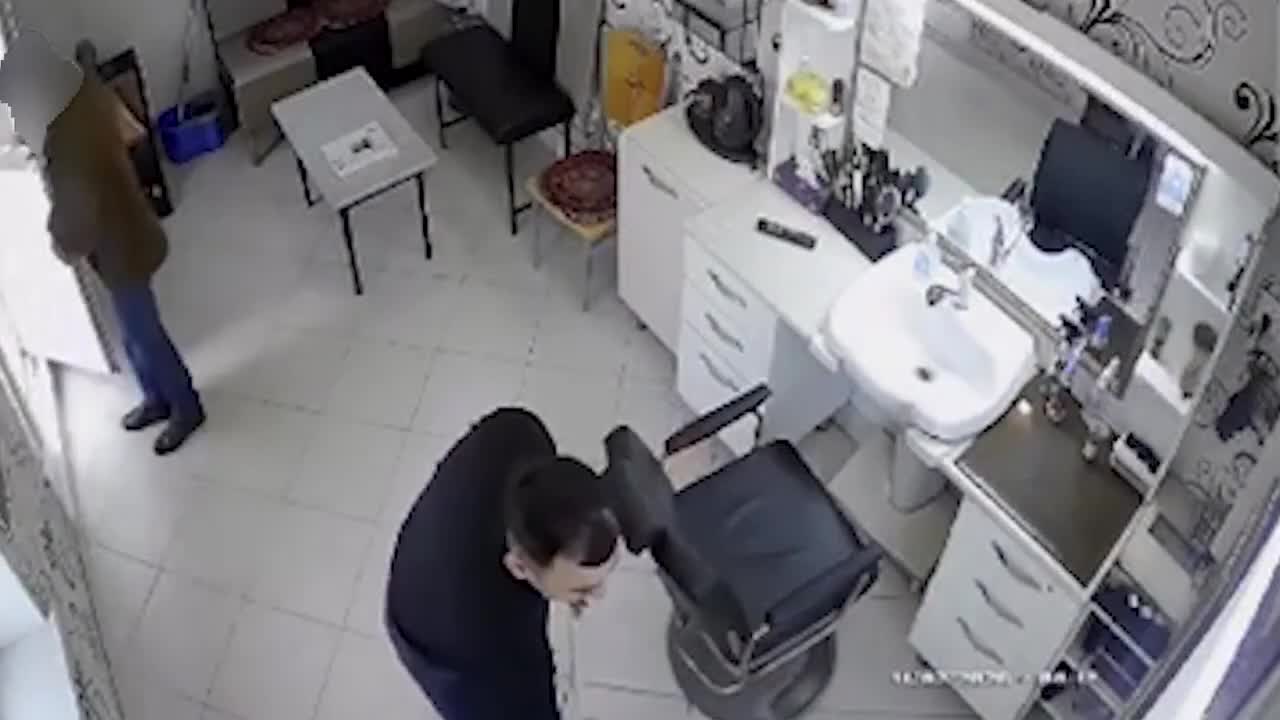 Abşeronda bərbər müştərinin başına torba keçirib qarət etdi