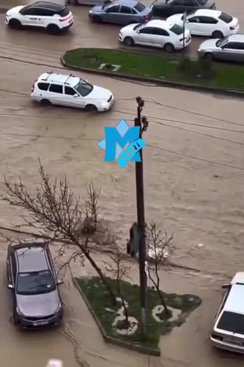 Sel iki qadını küçələrdə sürüklədi 