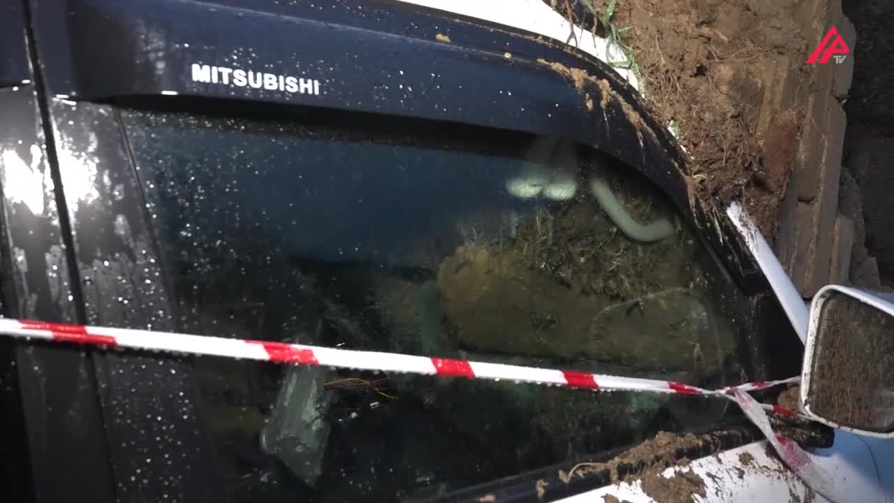 Bakıda hasar avtomobillərin üzərinə aşıb 