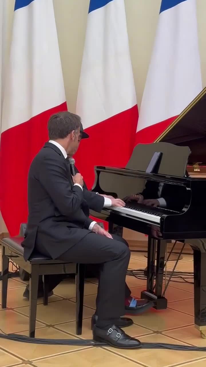 Makron oxudu, Paşinyan müşayiət etdi