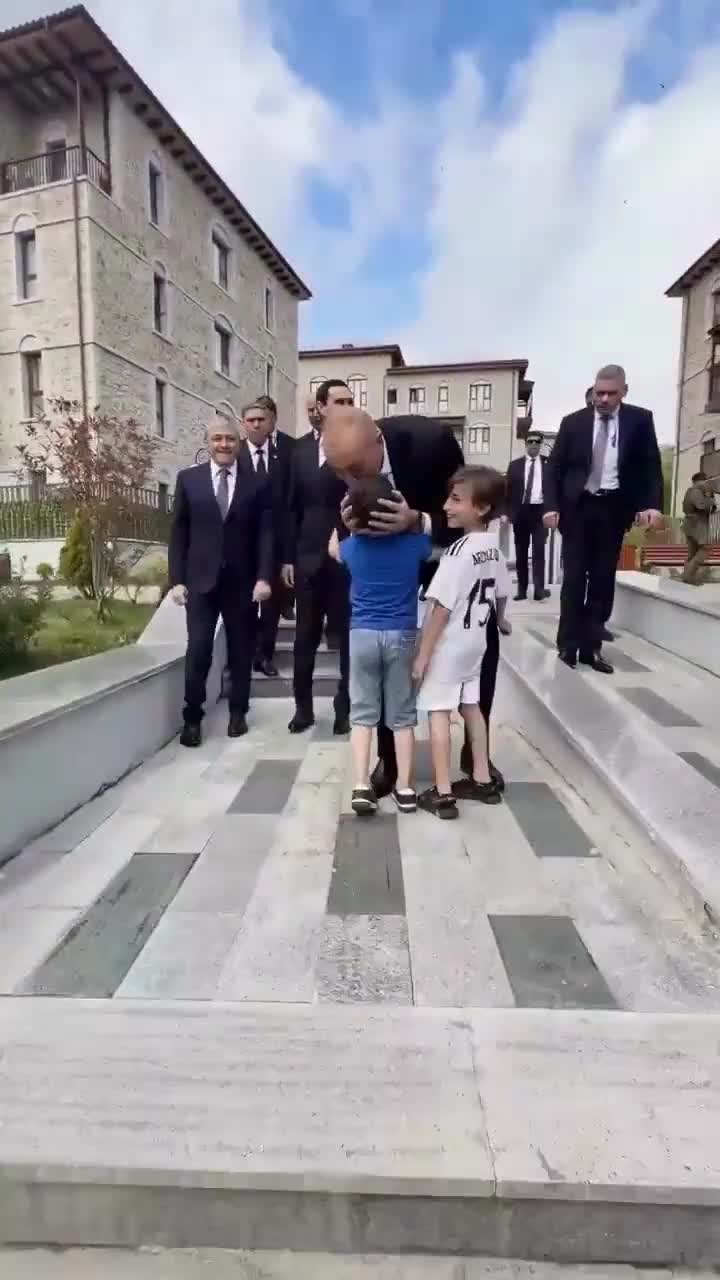 “İlham baba, olar öz telefonumuzla şəkil çəkdirək?” 