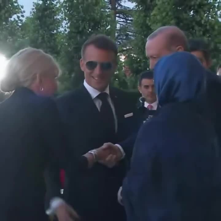 Makron əlini öpmək istədi 