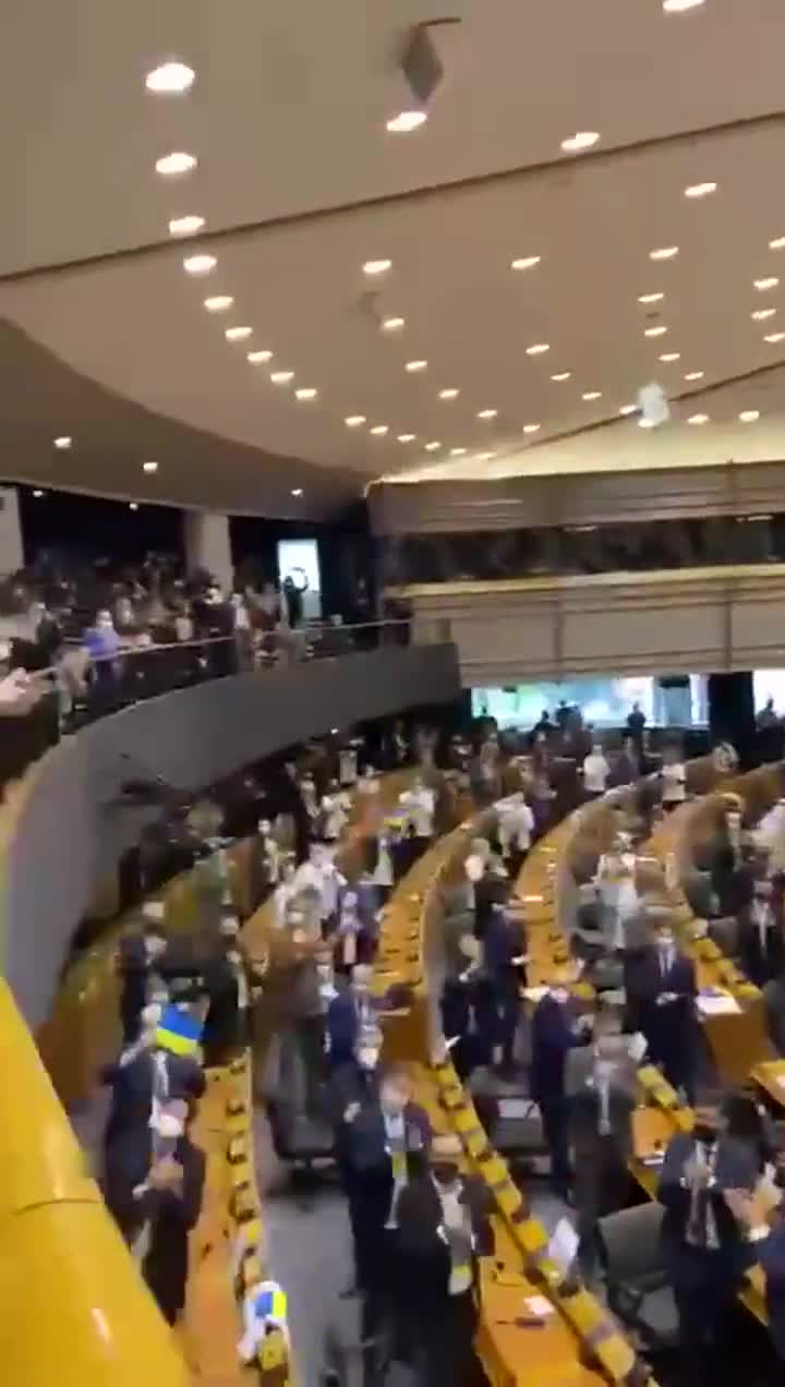 Zelenski Avropa Parlamentində  ayaq üstə alqışlandı 