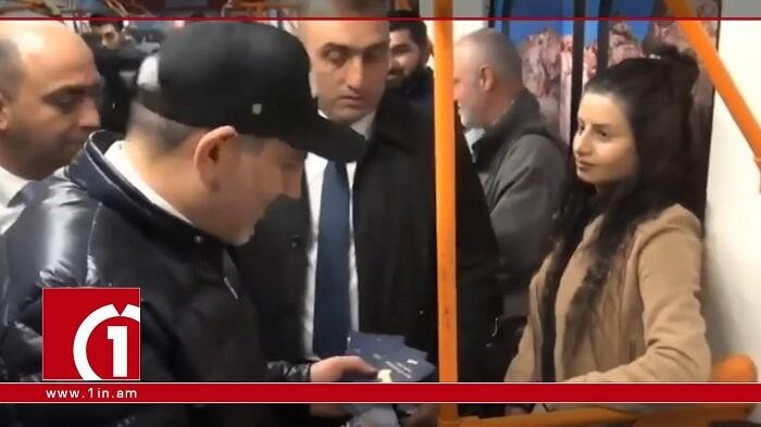 Metroda gözlənilməz hadisə: Bukleti cırıb, onun üzərinə atdı