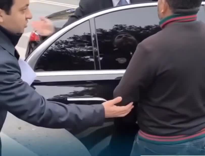 Nazirdən ona yaxınlaşan vətəndaşa reaksiya