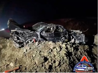 Maşını beton səddə vurdu, arvadı öldü