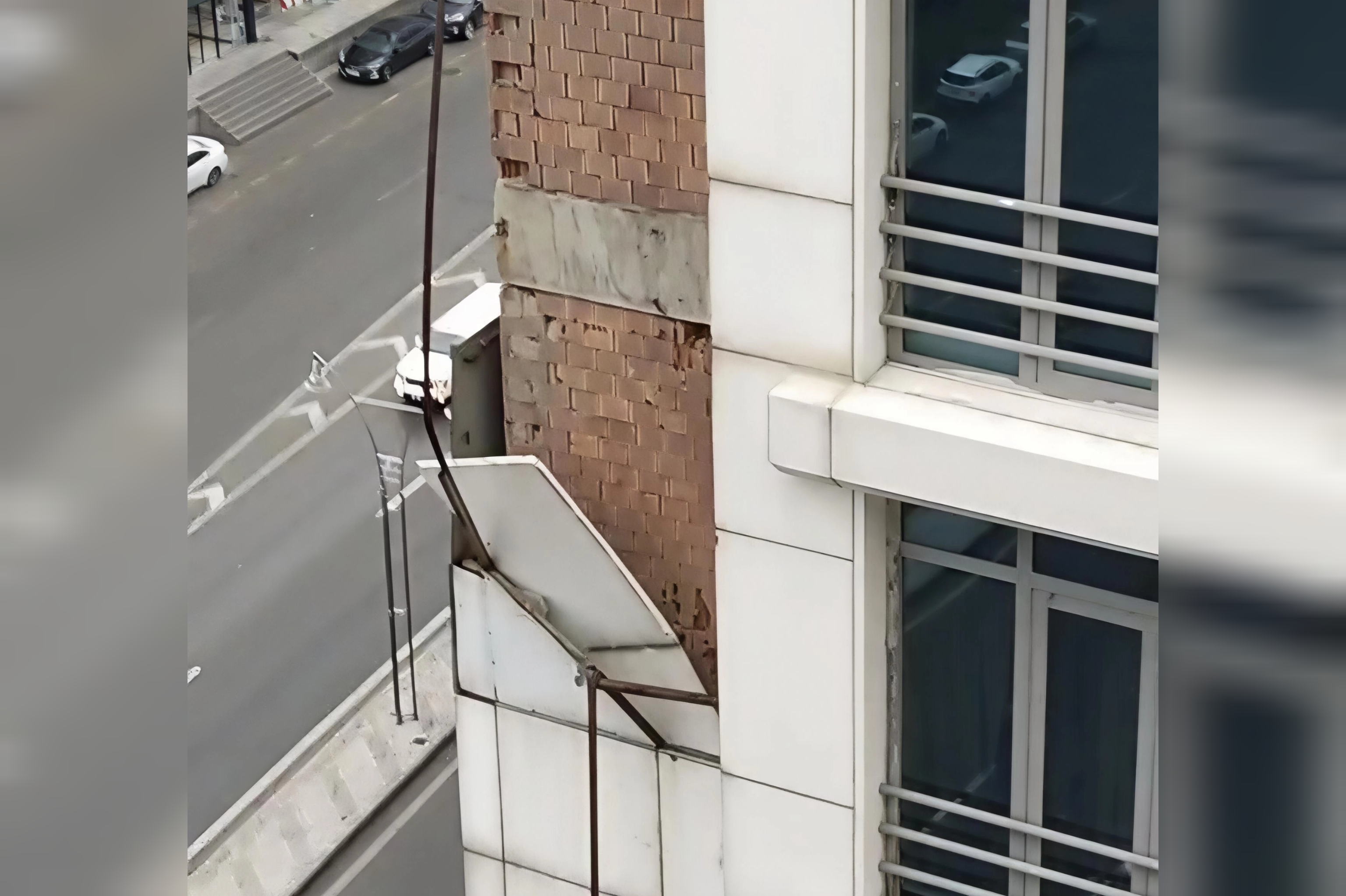 Külək məşhur biznes mərkəzinin fasadını qopardı