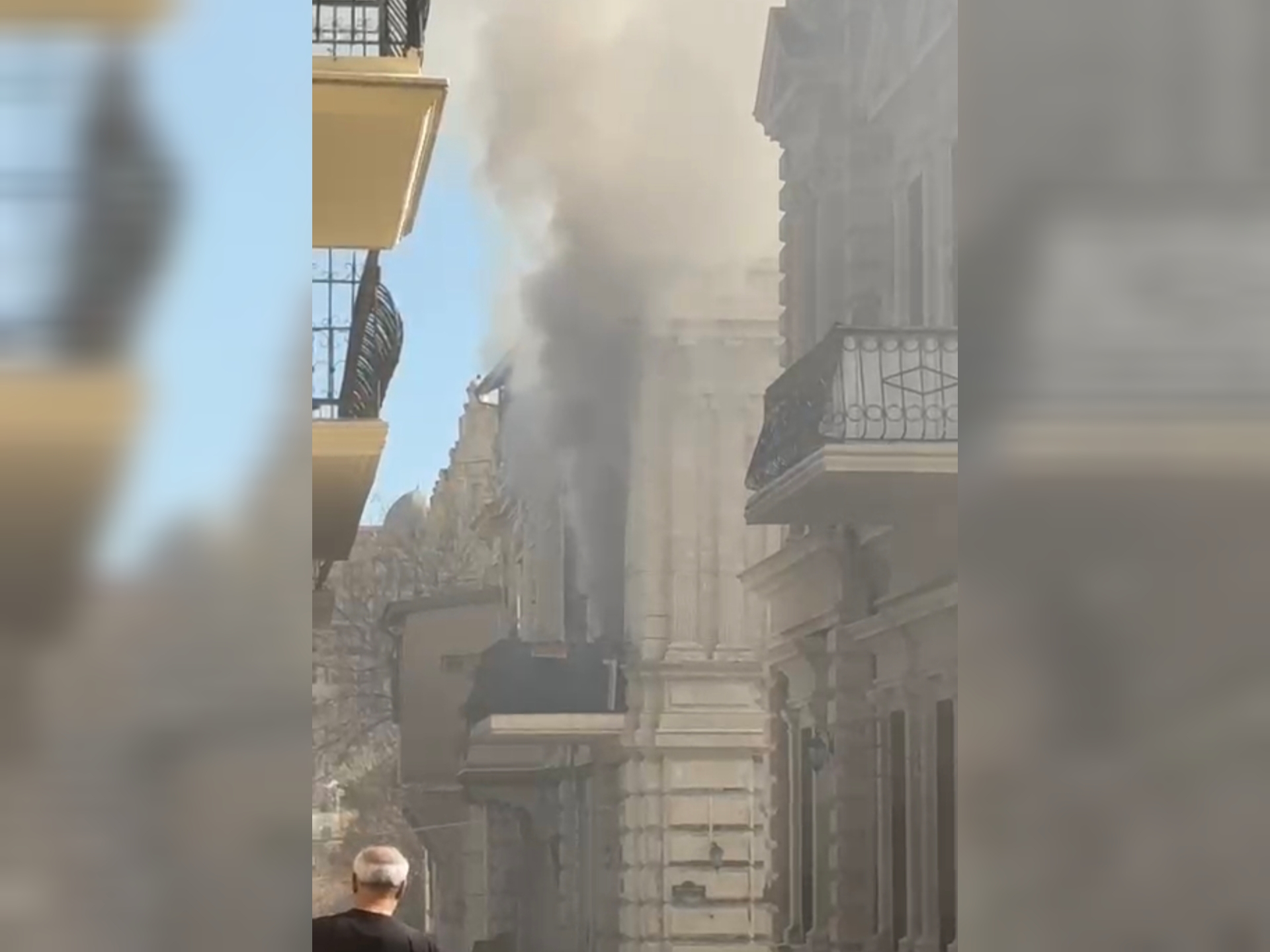 Bakının mərkəzində ev yanır