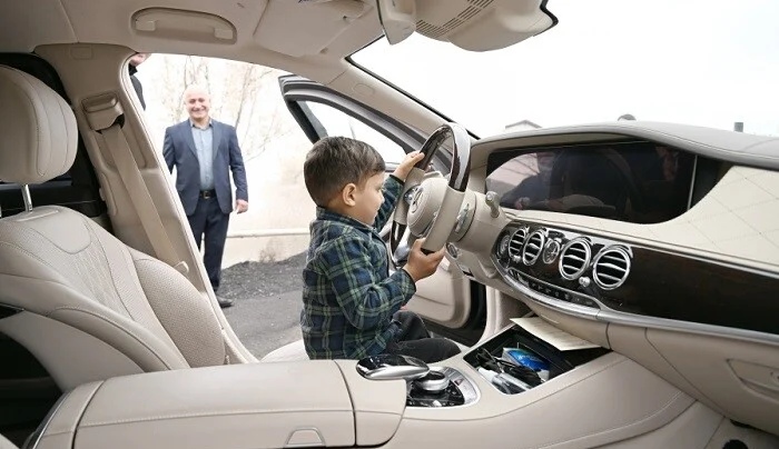 Qarabağa qayıdan azyaşlı Prezidentin maşınında