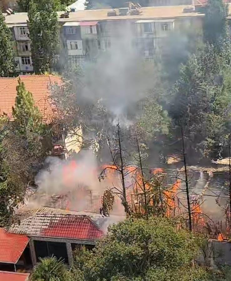 Bakıda köhnə tikili yanır