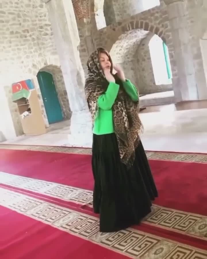 Aygün Kazımova məsciddə dua edir