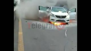 Avtomobil yolun ortasında yanmağa başladı - REAL VİDEO