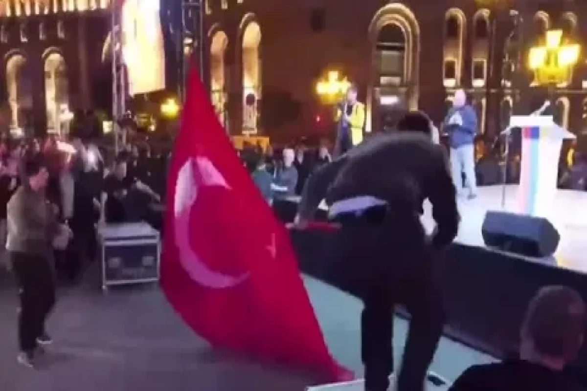 İrəvanda Türkiyə bayrağı yandırıldı