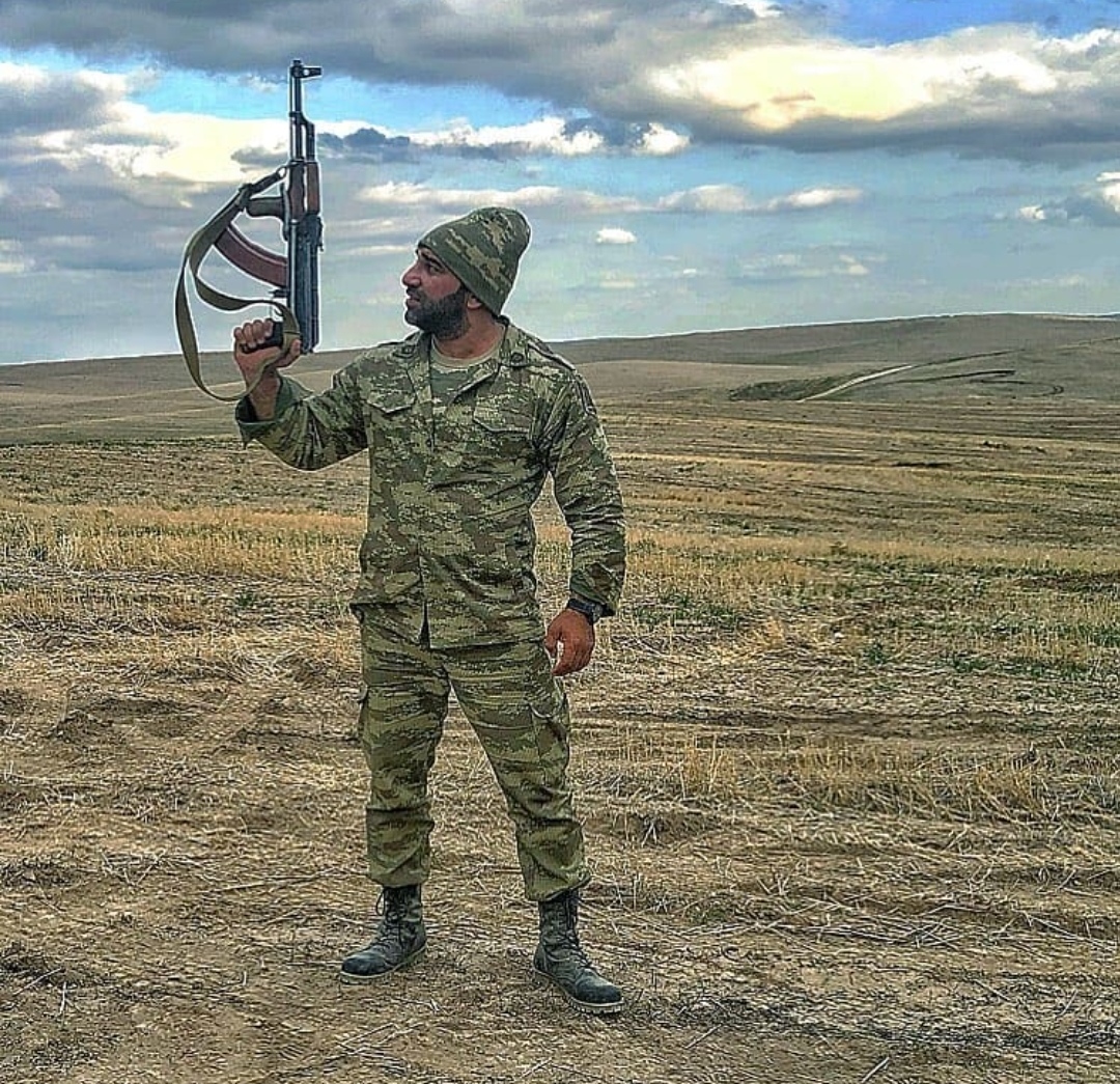 Kamil Zeynallı öldürülən erməninin paltarını paylaşdı