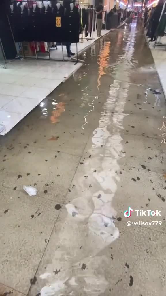 Binə bazarını su basdı