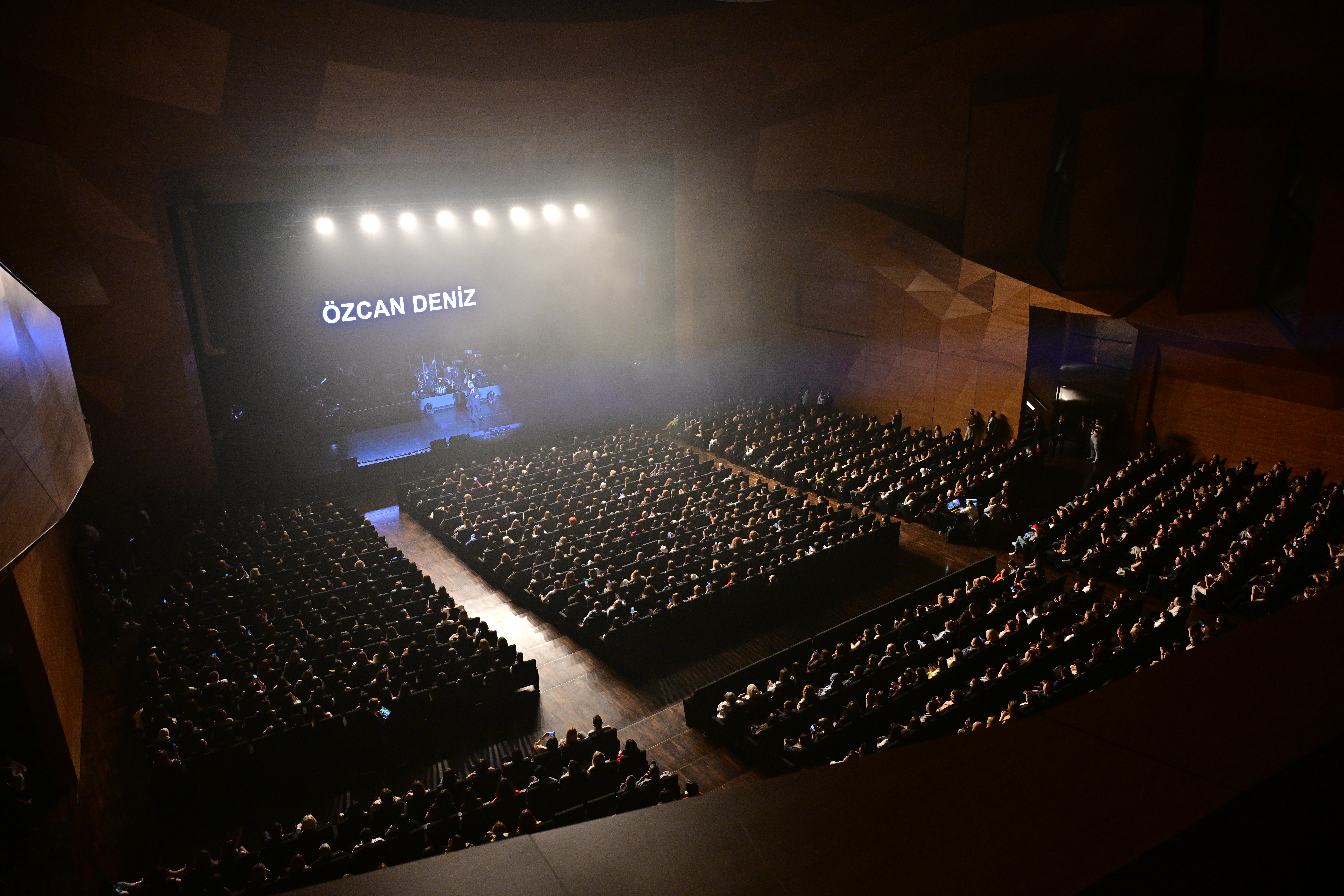 Özcan Deniz 4-cü dəfə Bakıda konsert verdi