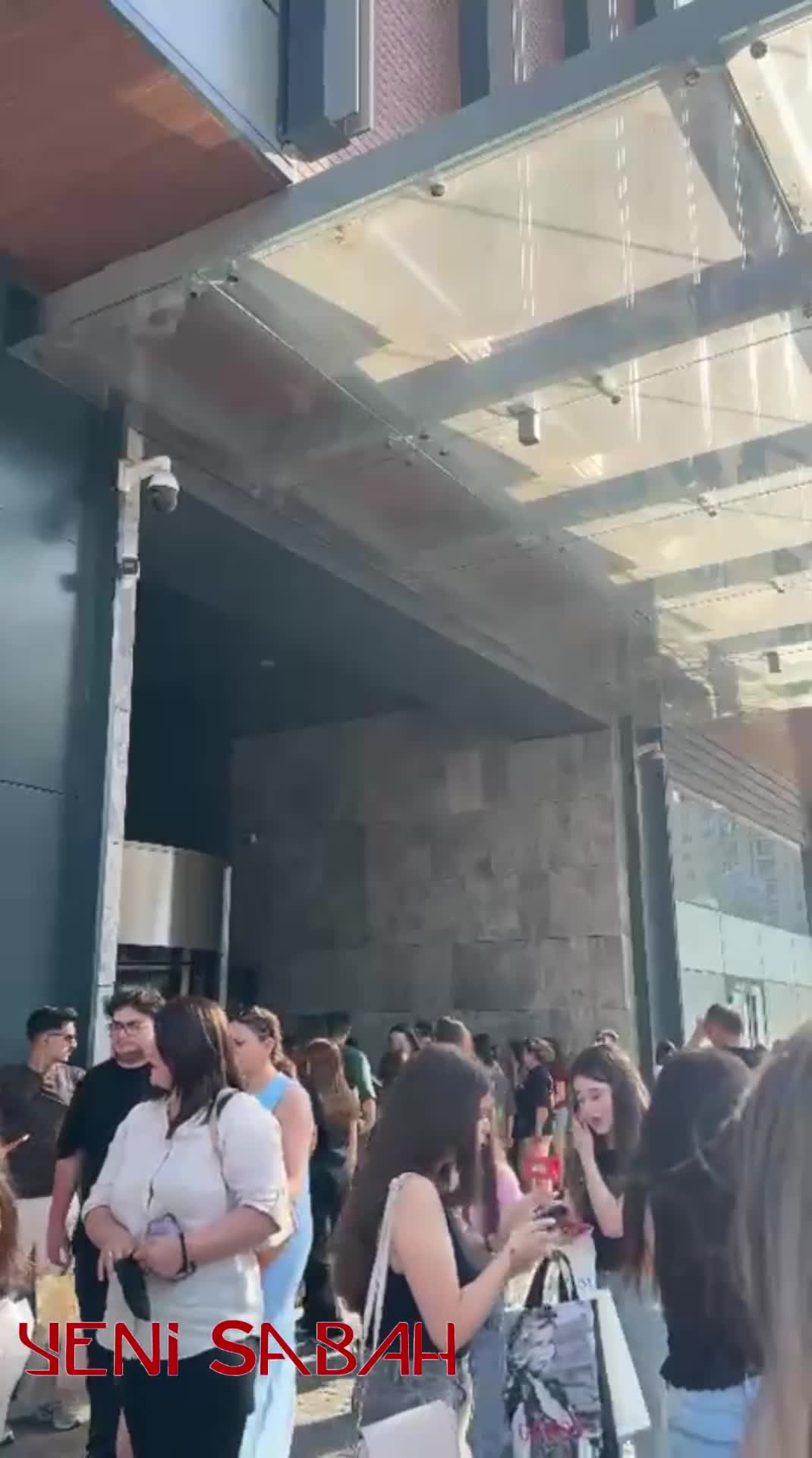 Crescent Mall-da nə baş verir? – TƏCİLİ + VİDEO