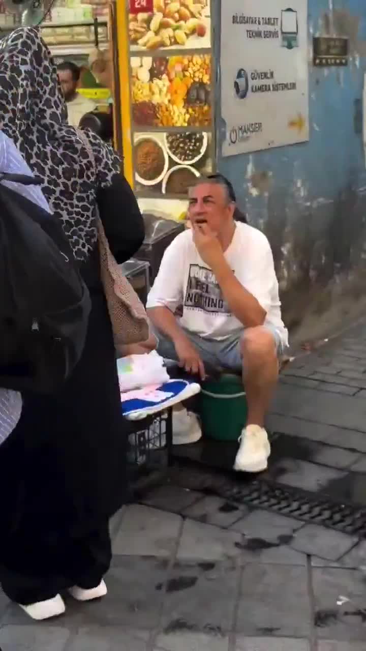 Müğənni Çelik bazarda hamam süngəri satmağa başladı