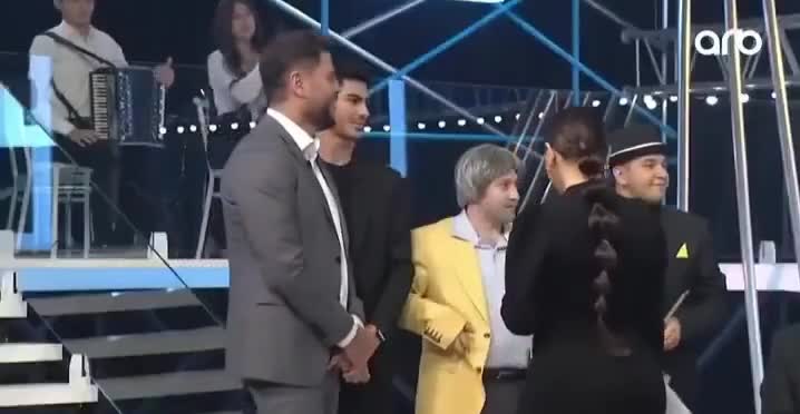 Efirində “1 milyon” söhbəti gündəm oldu