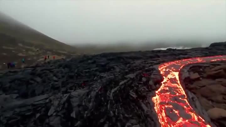 İslandiyadakı vulkanın ölüm saçan mənzərəsi