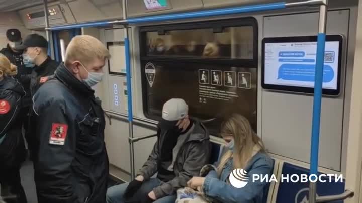 Moskva metrosunda maska və əlcək rejiminə nəzarət gücləndirildi