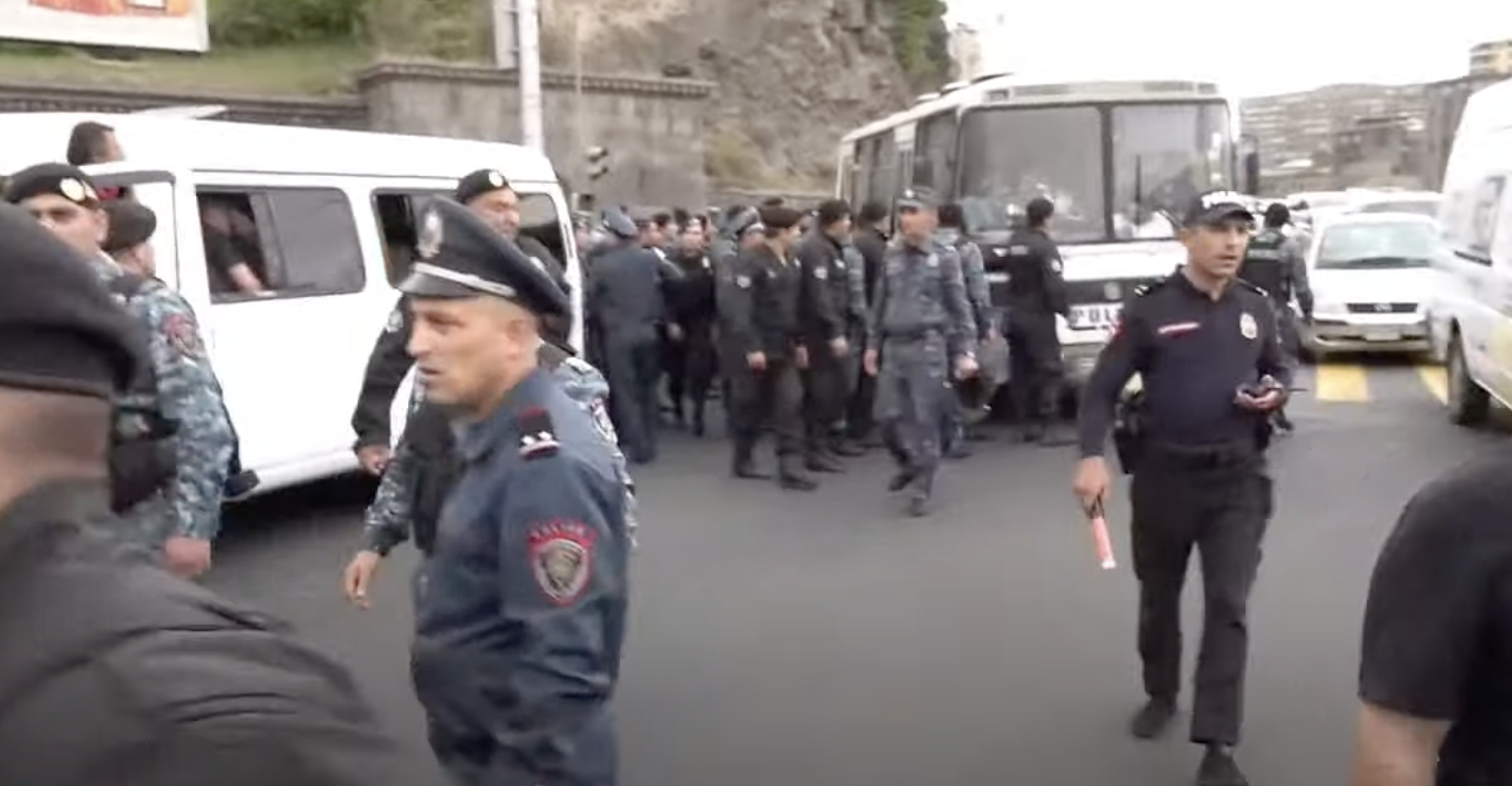 Erməni polisi neçə gündür davam edən mitinqi dağıdır - Canlı