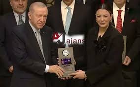 Rəcəb Tayyib Ərdoğan Fülya Öztürkü təltif etdi