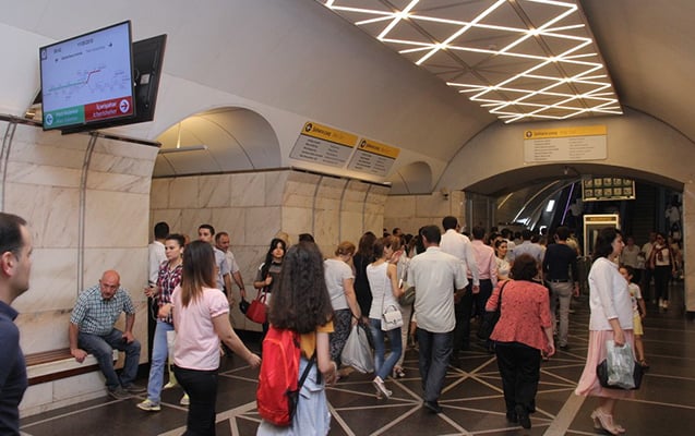 28 MAY metrosunda azyaşliya qeyri-etik hərəkətlər etdi