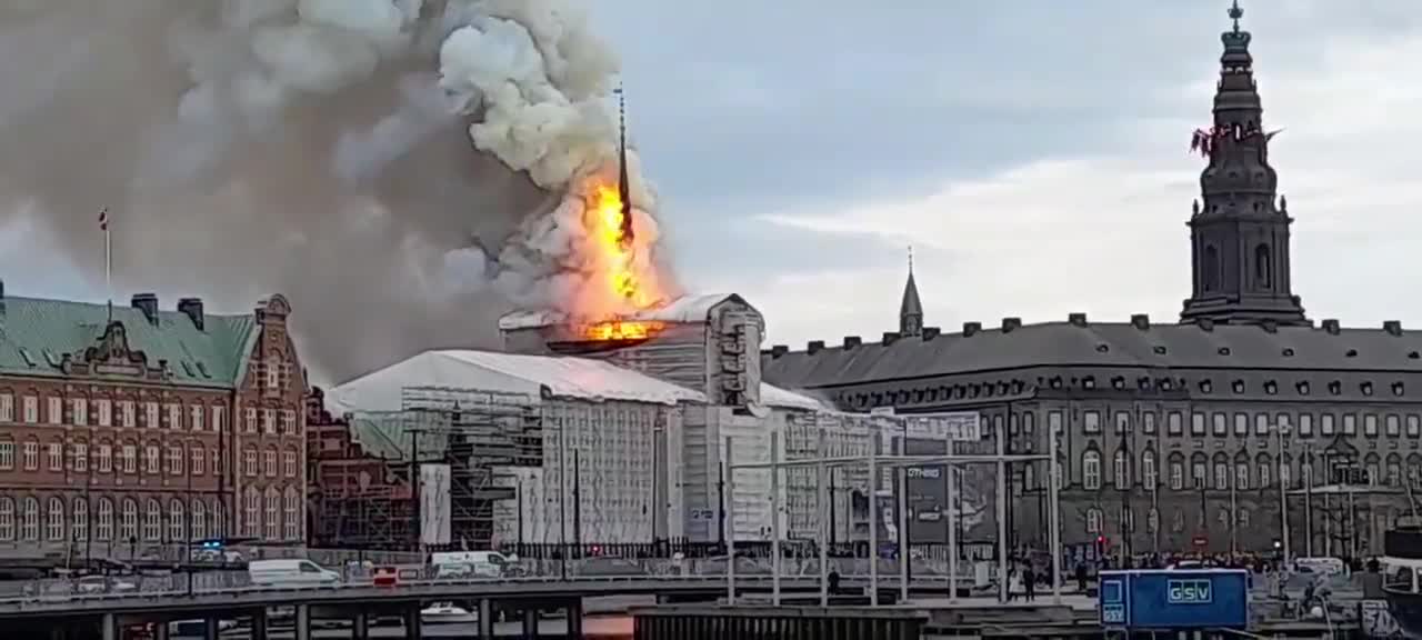 Danimarkada tarixi bina yanır