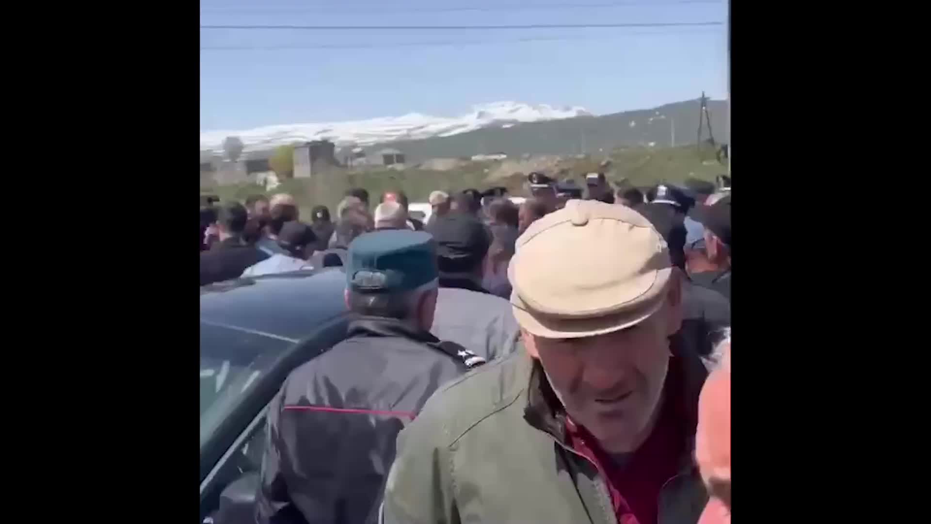 Ermənistanda vətəndaşlar yolları bağladı