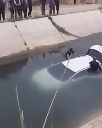 Sarayda avtomobil su kanalında düşüb