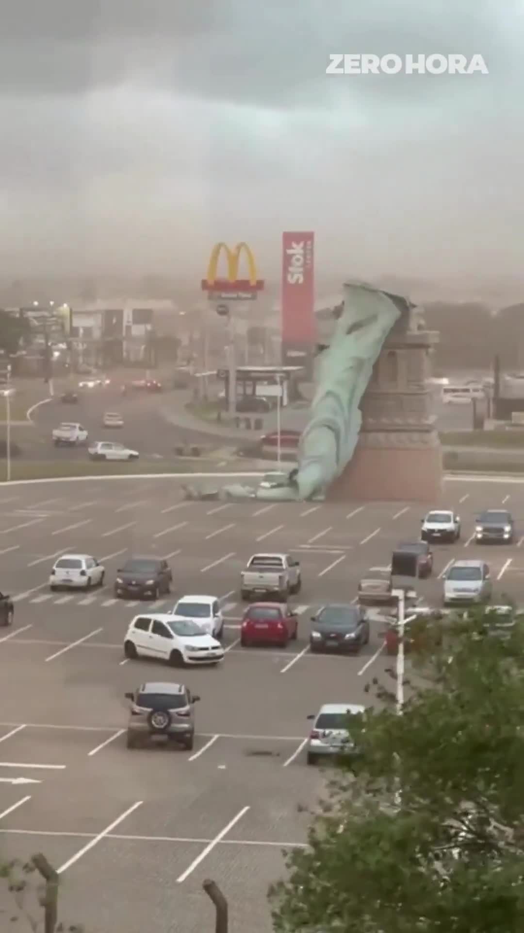 Güclü külək Braziliyadakı Azadlıq heykəlini aşırdı