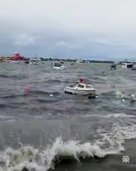 İstanbulda şiddətli fırtına davam edir