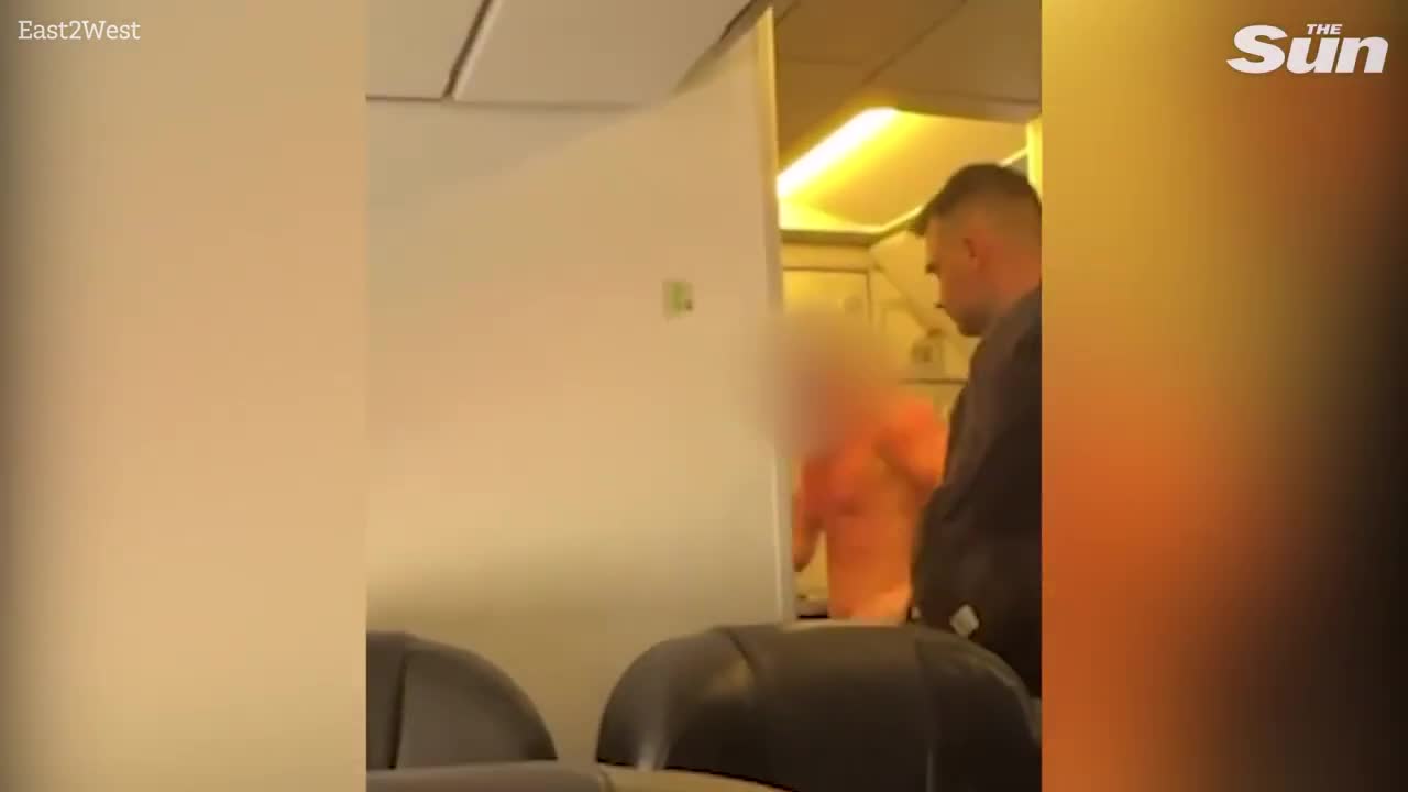 Sərnişin soyunaraq təyyarədən tullanmağa cəhd etdi