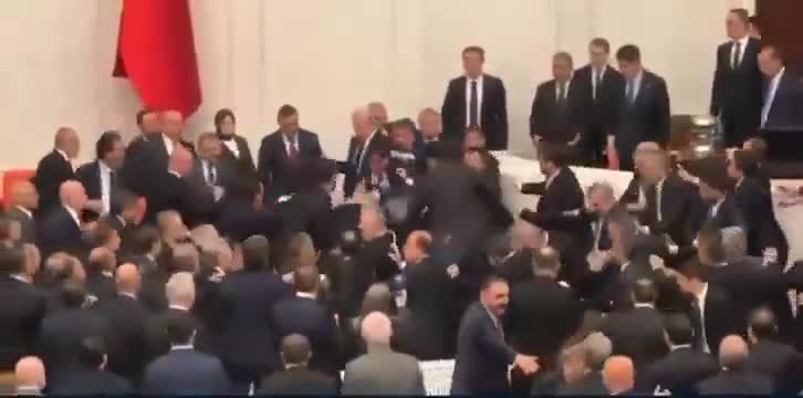 Türkiyə parlamentində dava düşdü