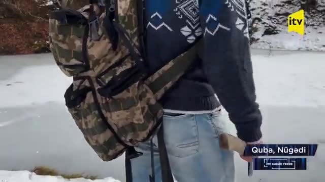 Qubada buzu yarıb gölə üzməyə girir