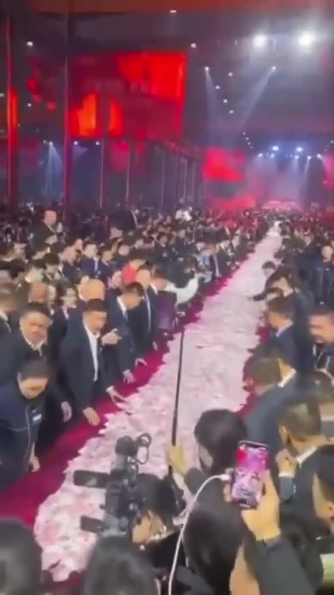 26 milyon dolları stolun üstünə tökdü