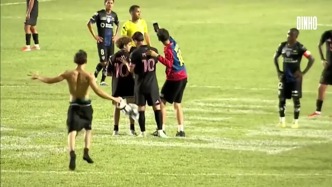 Azarkeşlər meydana girib Messini yıxdılar