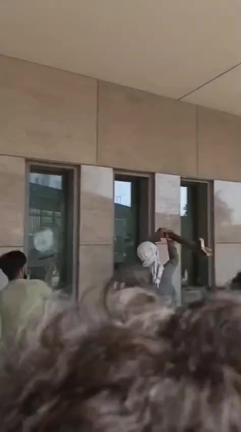 Pakistanda ABŞ konsulluğu qarşısında etirazlar olub