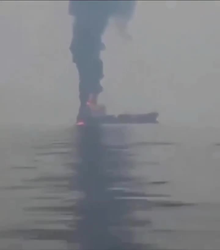 İran raketinin vurduğu tanker Hörmüz boğazında batdı